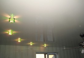 Одноуровневые натяжные потолки с подсветкой