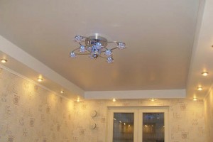 Натяжной потолок  с подсветкой в гостиной