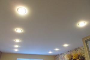 Натяжной потолок  с подсветкой в зал