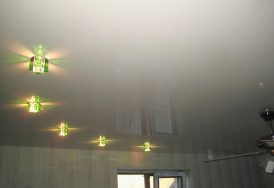Одноуровневые натяжные потолки